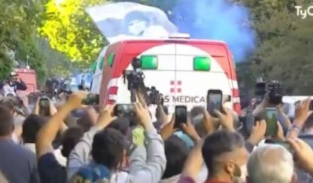 Diego Maradona rumbo a la clínica