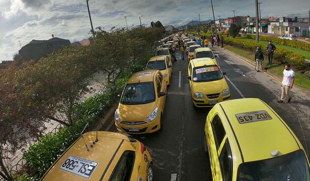 Taxistas de Bogotá protestan: dicen no a legalización de Uber y otras plataformas