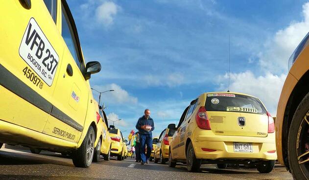 Taxistas de Bogotá protestan: dicen no a legalización de Uber y otras plataformas