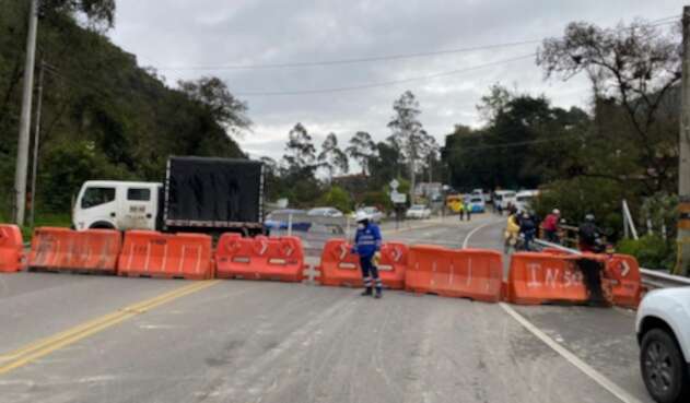 Derrumbe en La Calera ocasiona trancon Derrumbe en La Calera ocasiona trancon