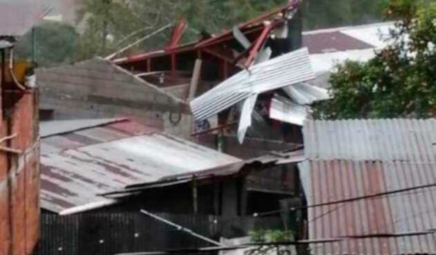 casas dañadas por vendaval en Manizales