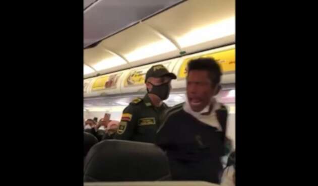 El hombre estaba en estado de alicoramiento y tuvo que ser bajado de la aeronave