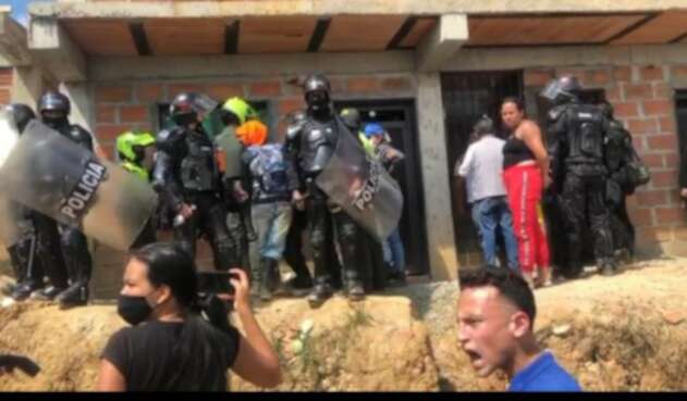 Proceso de desalojo en Bello, Antioquia.