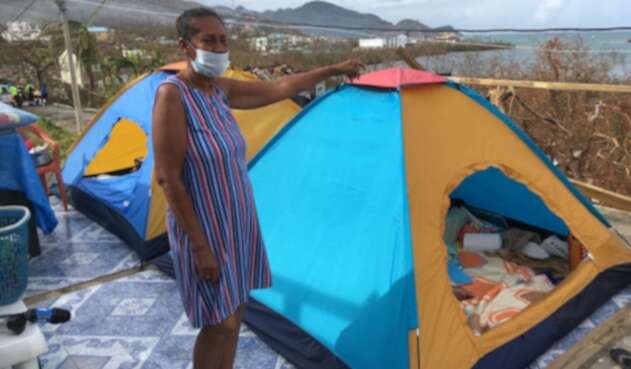 Habitantes de Providencia levantan los escombros de sus viviendas tras la devastación que dejó Iota