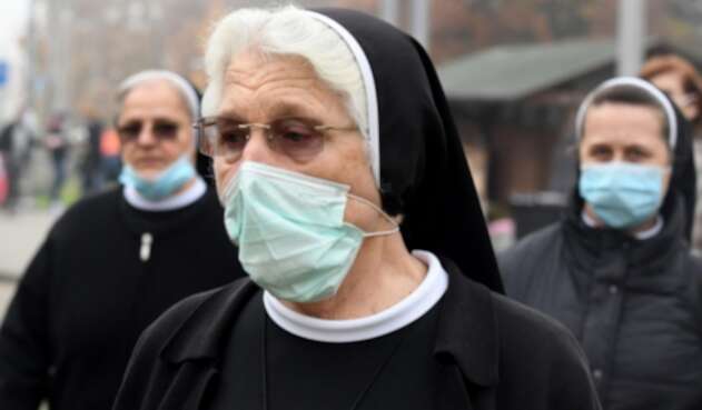 Monjas usan tapabocas