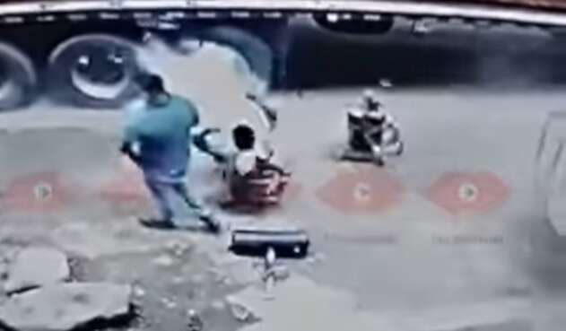 A Mecánico le estalló una llanta en la cara mientras le echaba aire en Valle del Cauca
