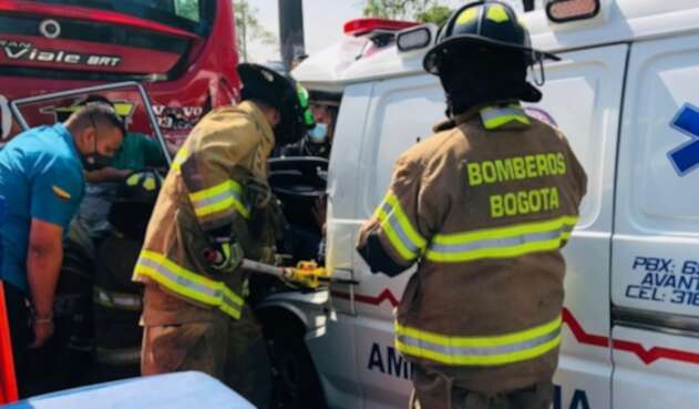 Accidente de ambulancia con bus de Transmilenio