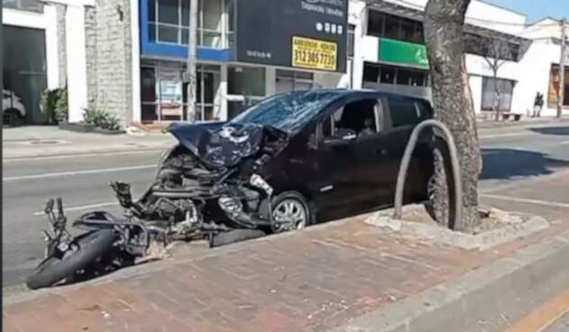La motocicleta fue arrastrada por lo menos 50 metros.