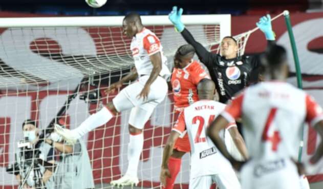 América le anotó el primer gol a Santa Fe en la final de ida América le anotó el primer gol a Santa Fe en la final de ida