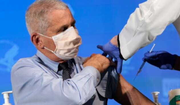 Anthony Fauci recibe vacuna anticovid