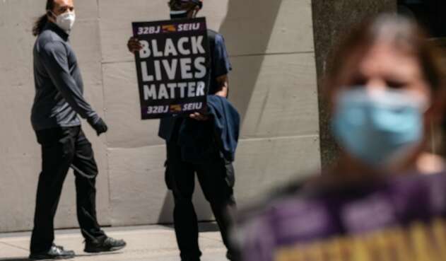 Videos publicados en redes sociales mostraron a personas con ropa negra y amarilla y chalecos antibalas, prendiendo fuego a los carteles.