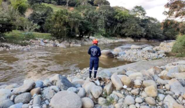 Búsqueda de joven en el río Medellín