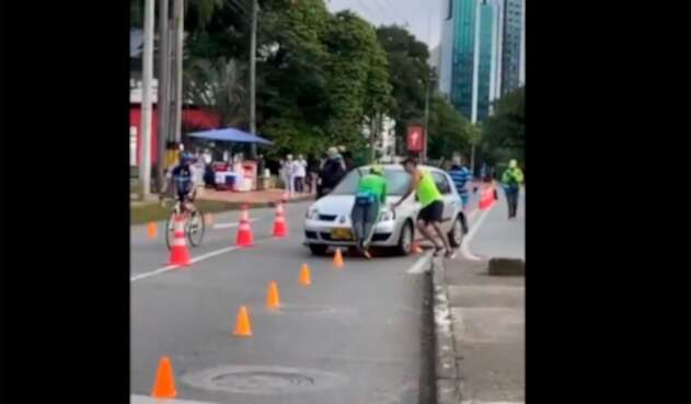 Carro en ciclovía de Medellín