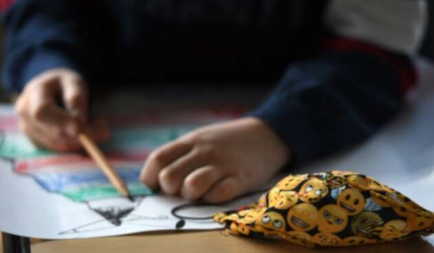 Niños regresan a clases durante pandemia usando tapabocas