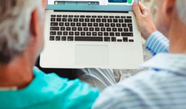 Adultos mayores con un pc