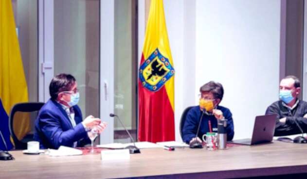 Ministro de Salud, Fernando Ruiz; alcaldesa de Bogotá, Claudia López y secretario de Salud de Bogotá, Alejandro Gómez