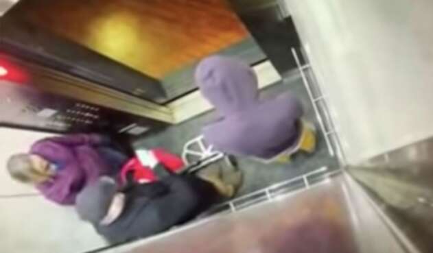 Golpiza a desadaptado en ascensor
