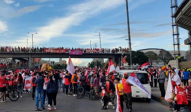 Aglomeración de hinchas de Santa Fe en el Campin