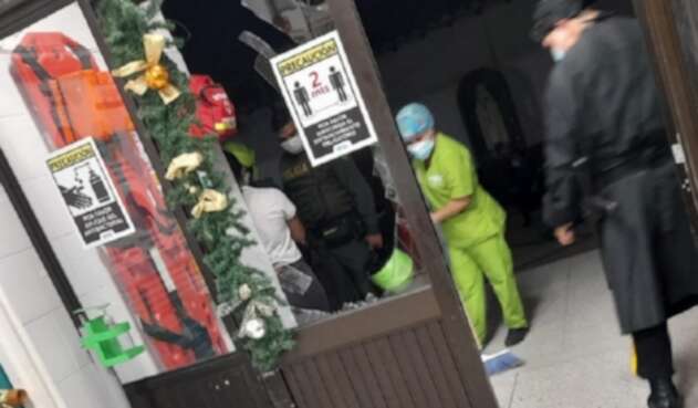 Los familiares de la persona estallaron en ira por un posible diagnóstico por Covid.