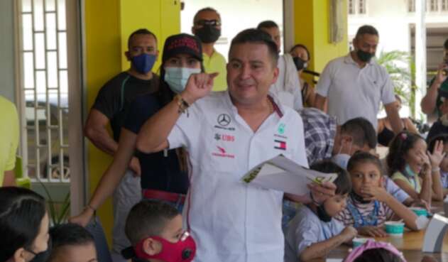 Jorge Laverde dona tablets en la Dorada, Caldas.
