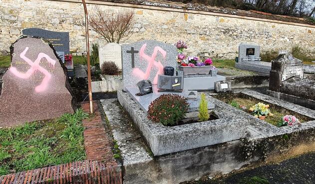 Tumbas profanadas con símbolo nazi