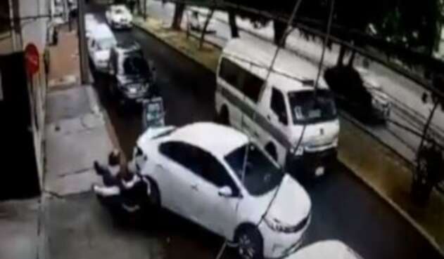Conductor atropelló a ladrones que intentaron robarlo en México