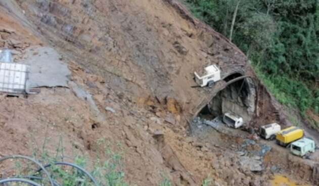 Deslizamiento en uno de los túneles en construcción de la vía La Línea.