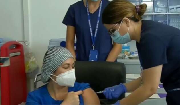 Zulma Riquelme, primera chile en recibir vacuna de Pfizer
