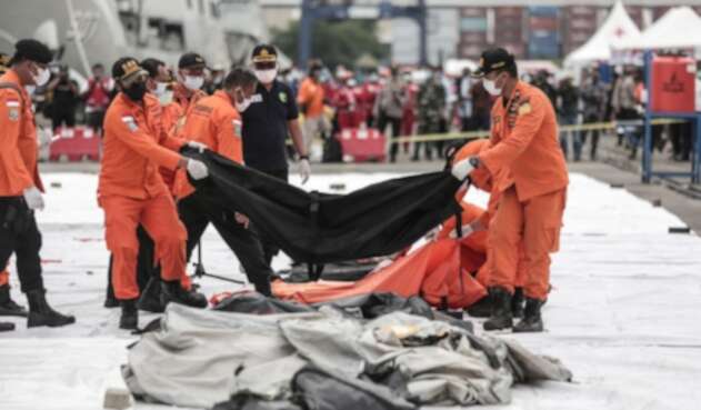 Encuentran restos humanos del accidente de aviación en Indonesia