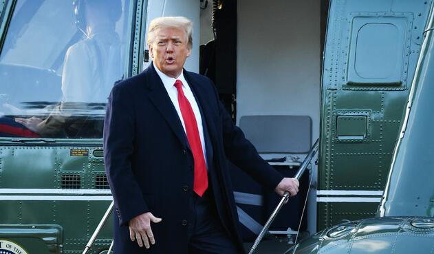 Donald Trump aborda helicóptero para salir de la Casa Blanca