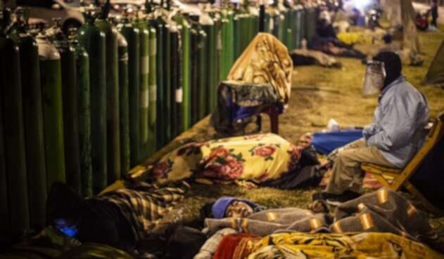 Peruanos esperando por pipeta de oxígano