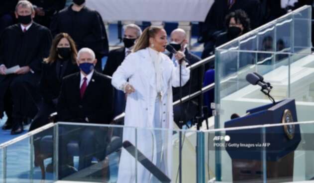 Jennifer López en posesión de Joe Biden Jennifer López en posesión de Joe Biden