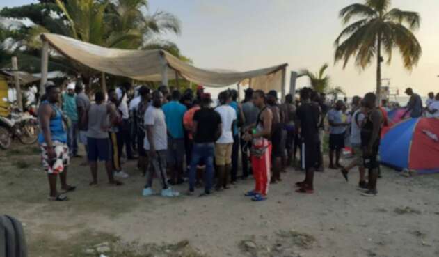 Migrantes varados en Necoclí, Urabá antioqueño.