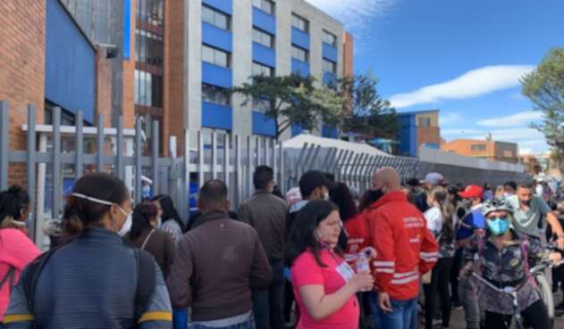 Pacientes a las afueras del hospital de Kennedy