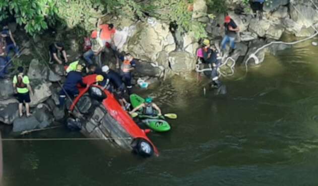 Labores de rescate de los cuerpos