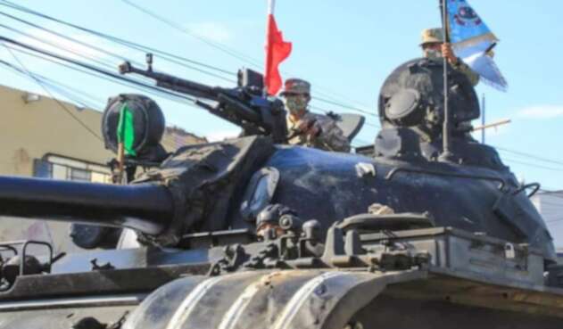 Tanques enviados a Tumbes, Perú, para controlar la llegada de migrantes