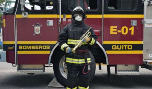 Bomberos en Ecuador atendiendo emergencias.