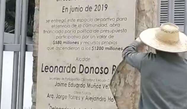 Atacan instituciones públicas de Chía para bajar placas conmemorativas