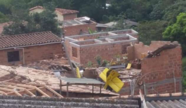 Una avioneta particular cayó en una vivienda del municipio de Copacabana, Antioquia