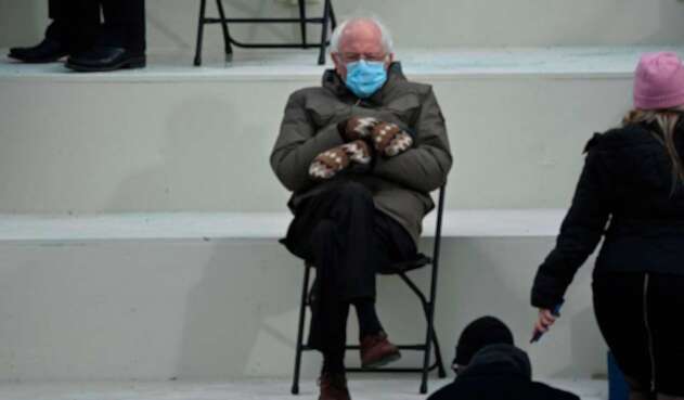 Foto viral de Bernie Sandres abrigado