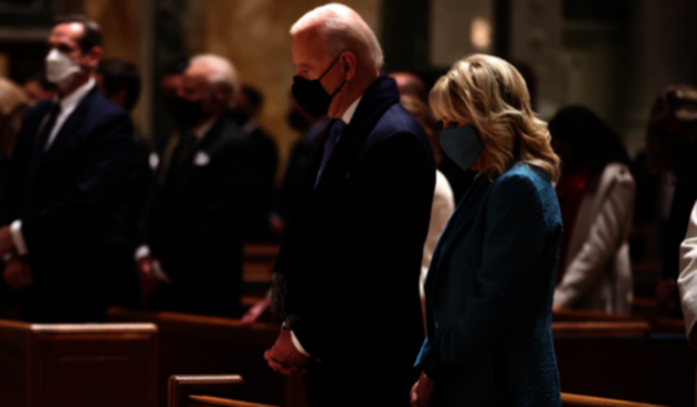 Joe Biden y su esposa Jill Biden en la catedral San Mateo