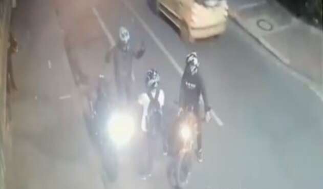 Bogotá: Le quitan la moto y le dan un tiro en el estómago delante de su mujer