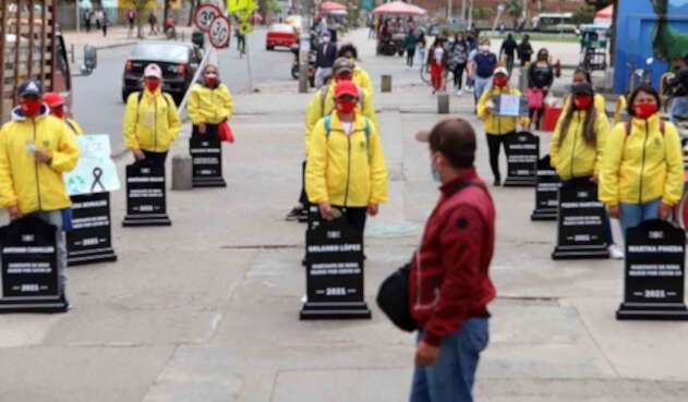 Campaña de sensibilización en Bosa con lapidas por el coronavirus