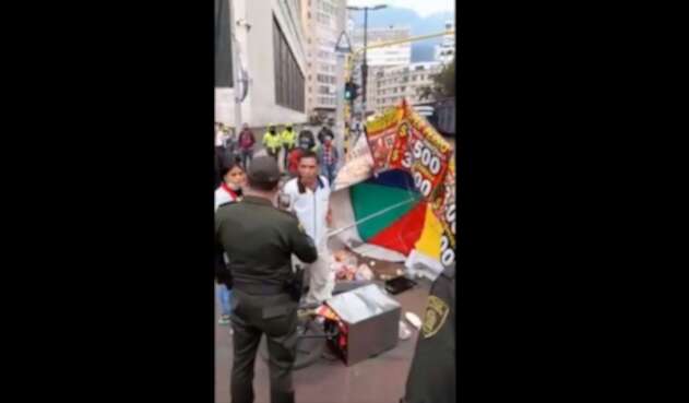 Comerciante de la calle pelea con policía de Bogotá