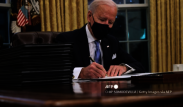 Joe Biden firma sus primeros decretos como presidente de EE.UU.