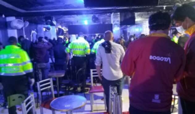 Autoridades hallaron en Chapinero a 35 personas en fiesta clandestina