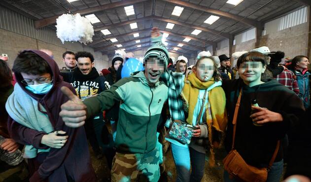 Fiesta clandestina en un hangar en Francia