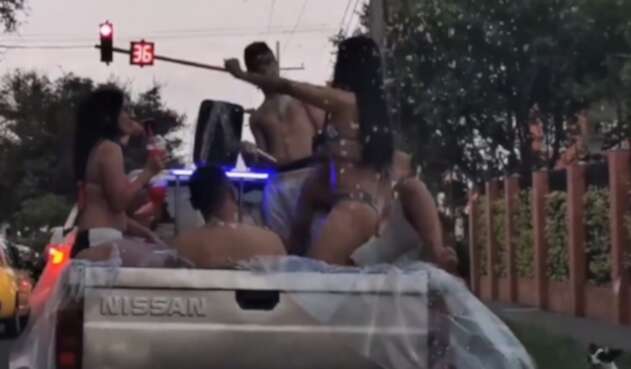 Fiesta en el platón de una camioneta