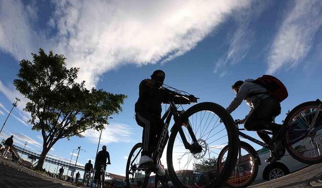 Ciclistas en localidad de Kennedy