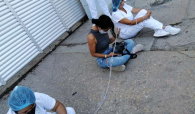 Personal de la salud encadenado